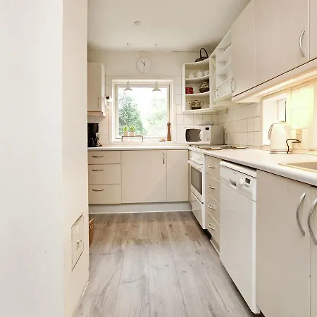 Three-bedroom Holiday In 19 *