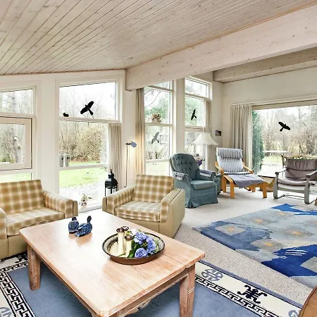 Three-bedroom Holiday In 19