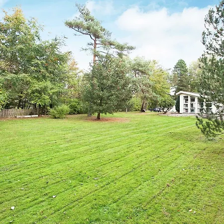 Three-bedroom Holiday In 19