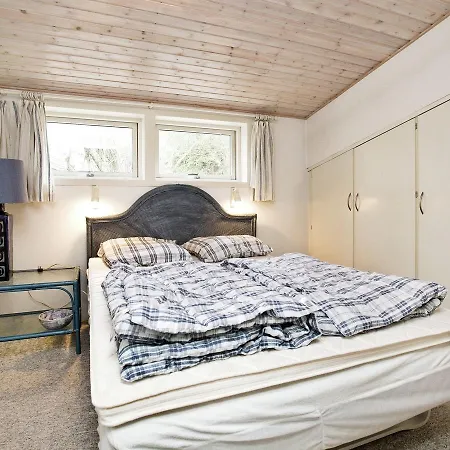 Three-bedroom Holiday In 19